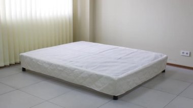 Ortopedik çatallı metal çerçeve, döşek ve ahşap çift kişilik yatak örtüsü.