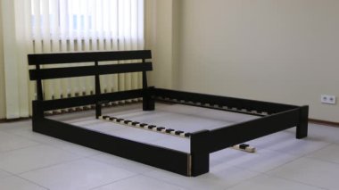 Çerçevenin sıralı montajı ve çift katlı ahşap yatak.
