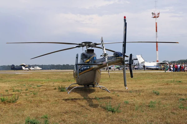 Novoselivka Dnipropetrovsk Bölgesi Ukrayna 2016 Yolcu Helikopteri Sahaya Indi — Stok fotoğraf