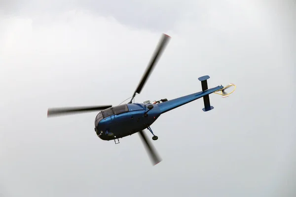 Malý Osobní Vrtulník Létá Vzduchu — Stock fotografie