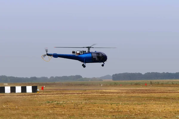 Küçük Bir Yolcu Helikopteri Pistinden Kalkıyor — Stok fotoğraf