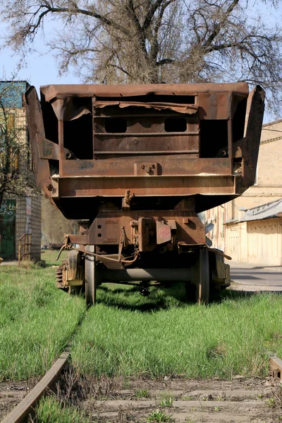 Niesprzęgnięty Zardzewiały Wagon Towarowy Szynach — Zdjęcie stockowe