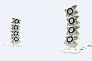 Beyaz zemin üzerinde sekiz ses hoparlöründen oluşan akustik sistem, 3D görüntüleme.