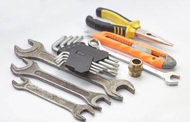 Onarım için beyaz arkaplanda el aletleri seti