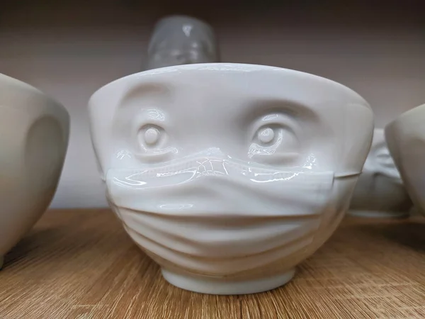 Tazza Ceramica Bianca Sotto Forma Una Faccia Divertente Una Maschera — Foto Stock