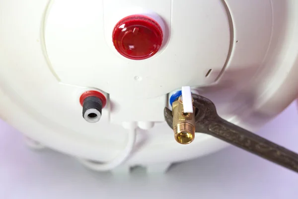 Su kazanının emniyet vanasını sıkılaştırıyorum, yakın plan.