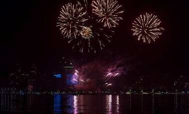 Şenlikli havai fişekler, selam dur gece şehrinin nehrinde