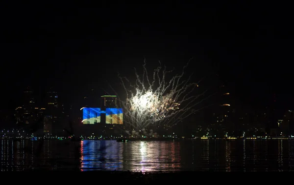 欢庆的焰火 在夜城的河边敬礼 — 图库照片