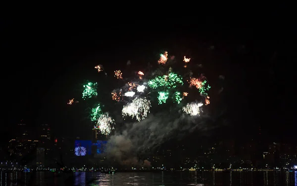 欢庆的焰火 在夜城的河边敬礼 — 图库照片
