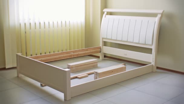白色软皮双层床矫形木床架的安装 — 图库视频影像