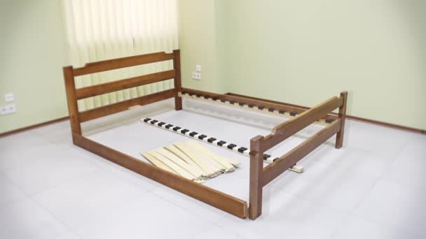整形外科用の二重木製ベッドのフレームを剛性の高い背部に取り付け — ストック動画