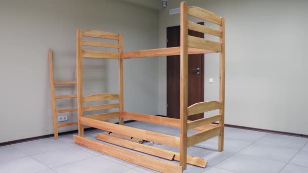 Montagem Sequencial Uma Cama Madeira Beliche Com Escada Colchões Vídeo — Vídeo de Stock