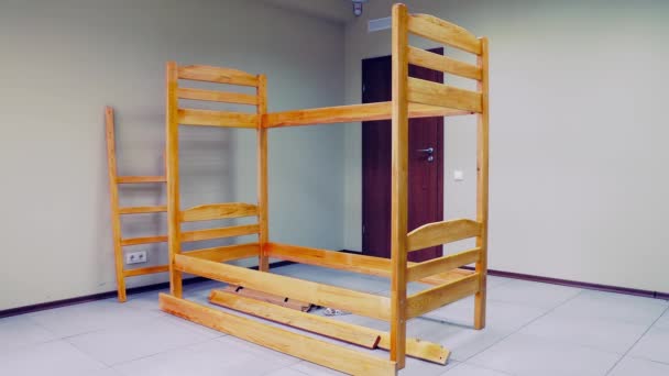 Montagem Sequencial Uma Cama Madeira Beliche Com Escada Colchões Vídeo — Vídeo de Stock