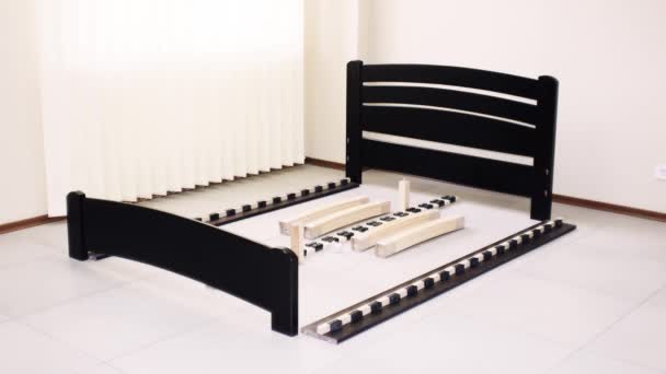 整形外科用の二重木製ベッドのフレームを剛性の高い背部に取り付け — ストック動画