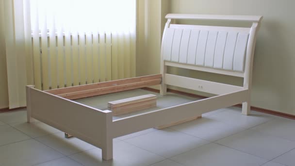 Montaż Ramy Ortopedycznego Drewnianego Łóżka Podwójnego Miękką Skórą Tyłu Kolorze — Wideo stockowe