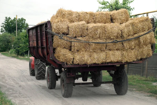 Trator Transportando Embalagens Palha Grande Reboque Longo Uma Estrada Campo — Fotografia de Stock