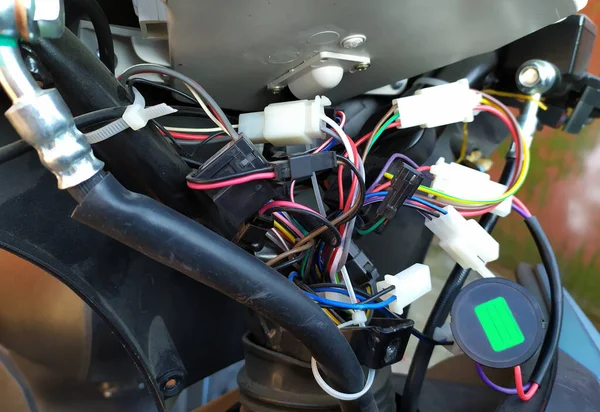 Parçalanmış elektrikli bir motorun dahili kabloları
