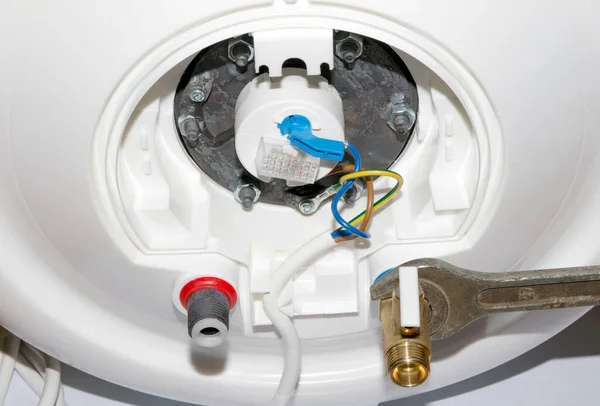 給湯器の安全弁をねじ込み — ストック写真