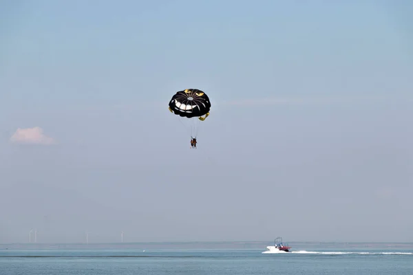 Volando Sobre Agua Con Paracaídas Atado Barco —  Fotos de Stock