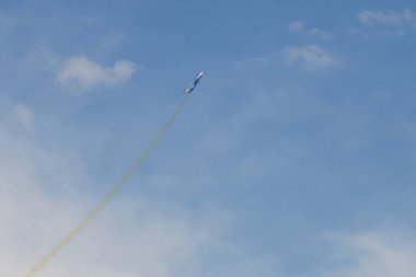 Novoselivka, Dnipropetrovsk bölgesi, Ukrayna - 08.24.2016: Hava gösterisi, gökyüzündeki spor ultralight uçakları