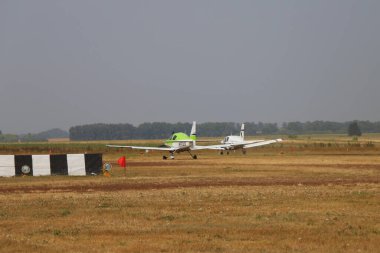 Novoselivka, Dnipropetrovsk bölgesi, Ukrayna - 08.24.2016: Hava gösterisi, ultra hafif hava aracı, havaalanında