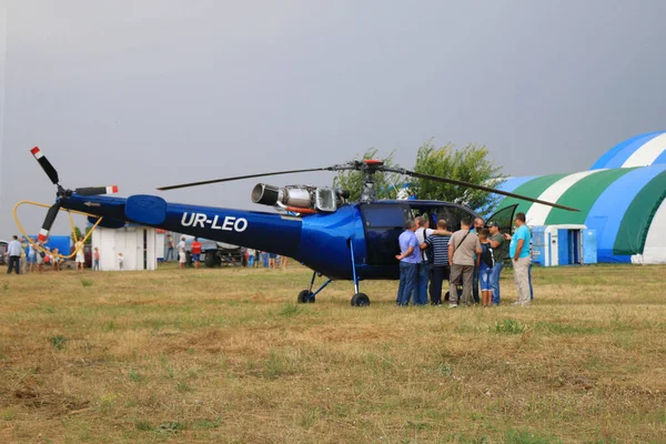 Novoselivka Región Dnipropetrovsk Ucrania 2016 Airshow Helicóptero Aterrizó Campo Campo —  Fotos de Stock