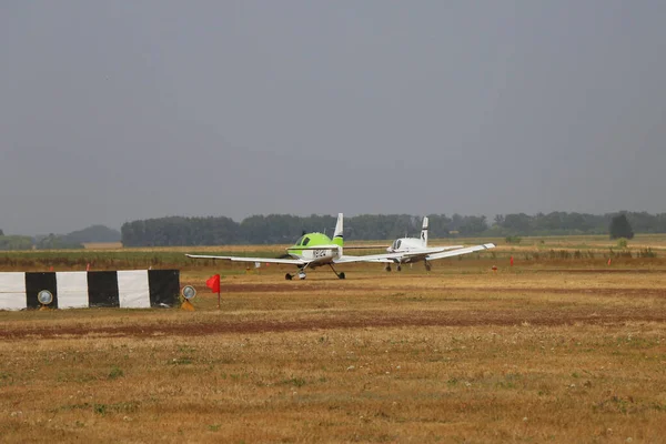 乌克兰第聂伯罗彼得罗夫斯克地区Novoselivka 2016年8月24日 在机场举行的航展 体育超级轻型飞机 — 图库照片