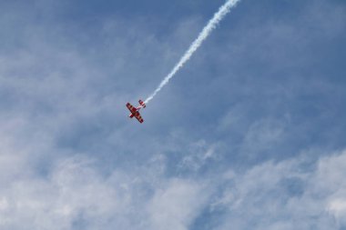 Novoselivka, Dnipropetrovsk bölgesi, Ukrayna - 08.24.2016: Hava gösterisi, gökyüzündeki spor ultralight uçakları