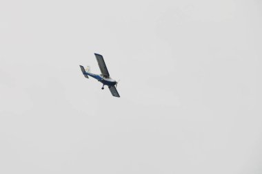 Novoselivka, Dnipropetrovsk bölgesi, Ukrayna - 08.24.2016: Hava gösterisi, gökyüzündeki spor ultralight uçakları