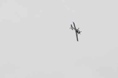 Novoselivka, Dnipropetrovsk bölgesi, Ukrayna - 08.24.2016: Hava gösterisi, gökyüzündeki spor ultralight uçakları