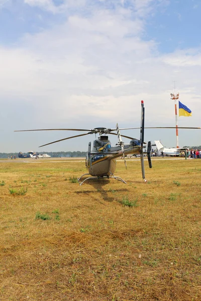 乌克兰第聂伯罗彼得罗夫斯克地区Novoselivka 2016 航展直升机在机场降落 — 图库照片
