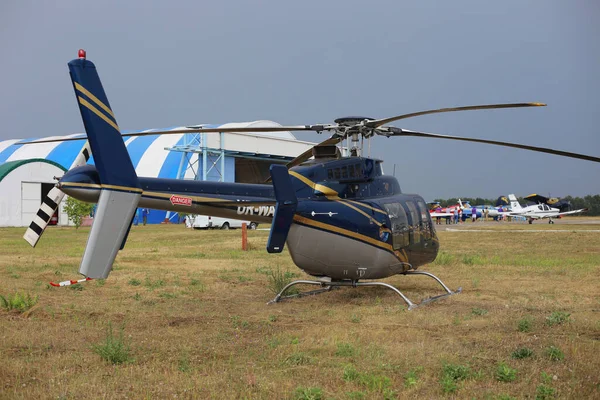 Novoselivka Dnipropetrovsk Region Ukraina 2016 Flyguppvisning Helikopter Landade Fältet Flygfältet — Stockfoto