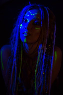 Ortaçağ kürklü şirin amazon kızı. Karanlık, avatar tarzı..