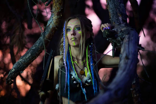 Ortaçağ kürklü, savaş boyalı, mızraklı eski bir ormanda yaşayan sevimli amazon kadın..