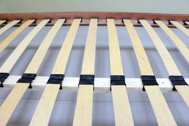 kırmızı ahşap yatak.