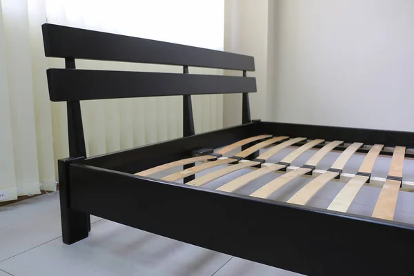 Cama Doble Madera Oscura Con Espalda Dura — Foto de Stock