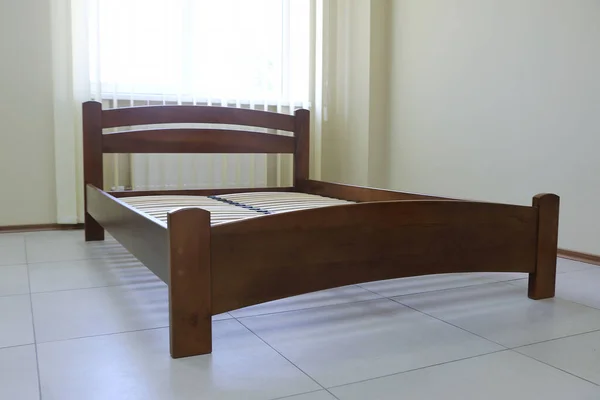 マットレスのないスラット付きアーチ型の木製ベッド — ストック写真
