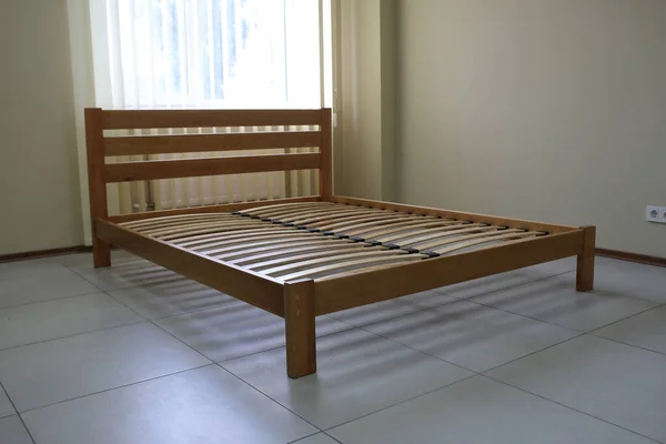 Bingkai Sederhana Tempat Tidur Pernis Terbuat Dari Kayu Dengan Bilah — Stok Foto