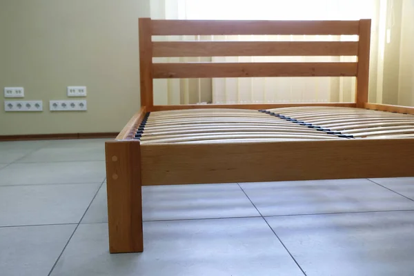 Bingkai Sederhana Tempat Tidur Pernis Terbuat Dari Kayu Dengan Bilah — Stok Foto
