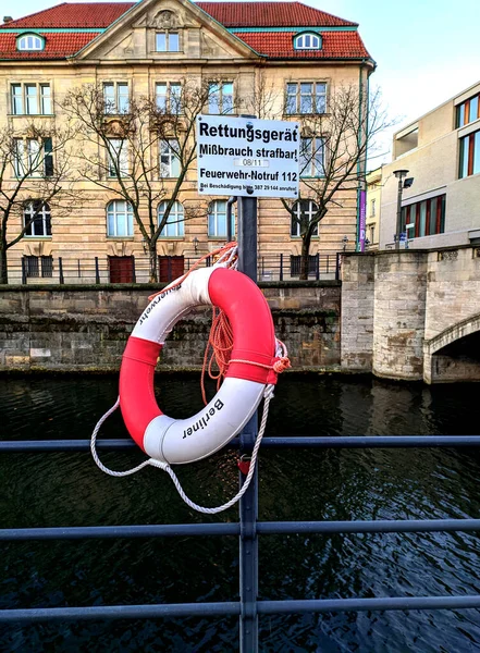 Berlin Deutschland Dezember 2019 Ringboje Auf Brücke Über Die Spree — Stockfoto