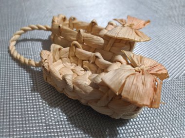 Ev terliği şeklinde küçük sepetler.