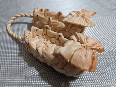 Ev terliği şeklinde küçük sepetler.