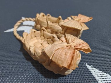 Ev terliği şeklinde küçük sepetler.