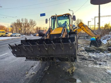 Dnipropetrovsk, Ukrayna - 21 Ocak 2022: Kovalı traktör yol çalışması yapıyor