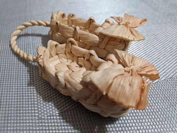 Ev terliği şeklinde küçük sepetler.