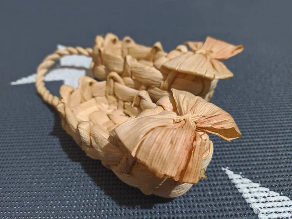 Ev terliği şeklinde küçük sepetler.