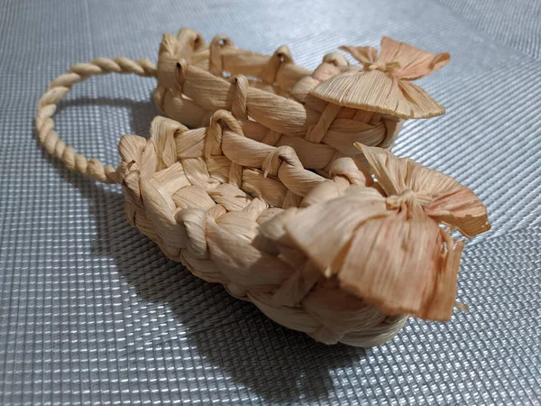 Ev terliği şeklinde küçük sepetler.