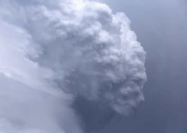 Fırtına bulutları soyut bir siluet şeklinde bir kadın profili portresi.