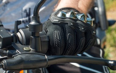 Motorsiklet gidonunda sol eldiven