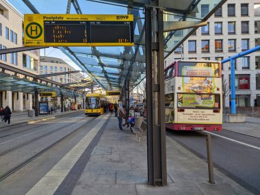 Dresden, Almanya - 2 Ocak 2020: Kışın Dresden Caddesi, Saksonya, Almanya, Avrupa